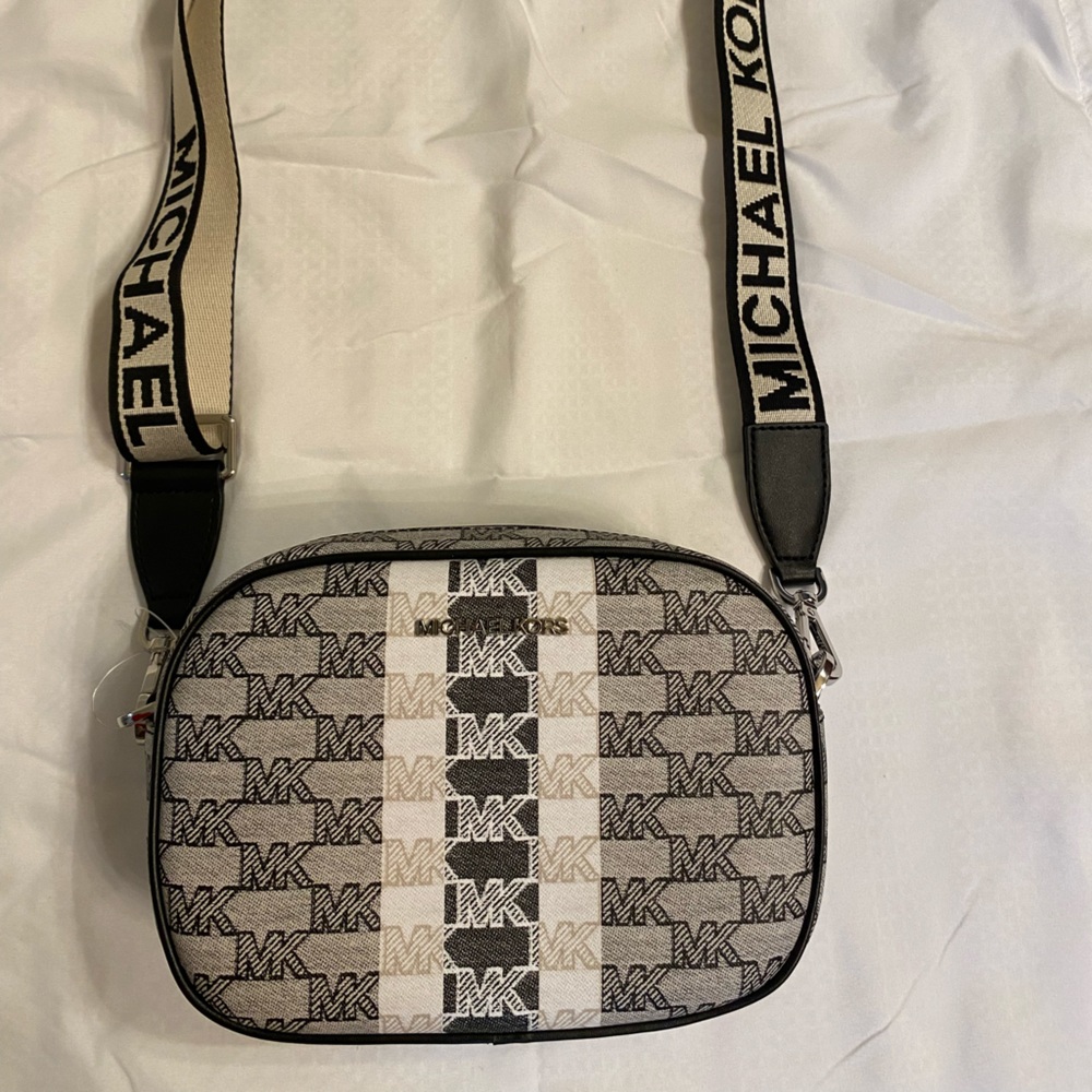 Michael Kors Maeve Large Pocket Crossbody Bag
